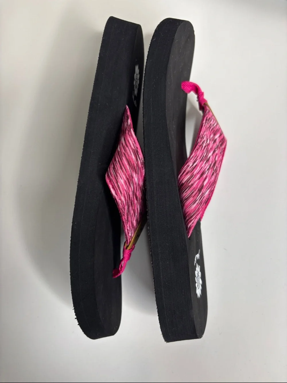 Yellow Box size 10M Pink Fabric Wedge Thong Sandals with Black Footbed - Picture 5 of 9